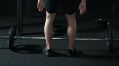Gece, spor ve fitness spor salonunda ağır halter ağırlık kaldırma vücut geliştirmeci