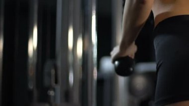 Güçlü sportif erkek spor salonu, fitness ve motivasyon, sağlık, halter kaldırma