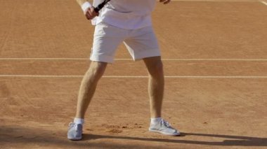 Genç adam tenis oyun sonuçları kötü vurdu, ile rekabet başarısızlık memnun.