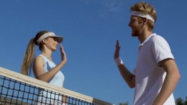 Çak bir beşlik, veren gülümseyen tenis oyuncular için iyi teşekkür oyun, ağır çekim