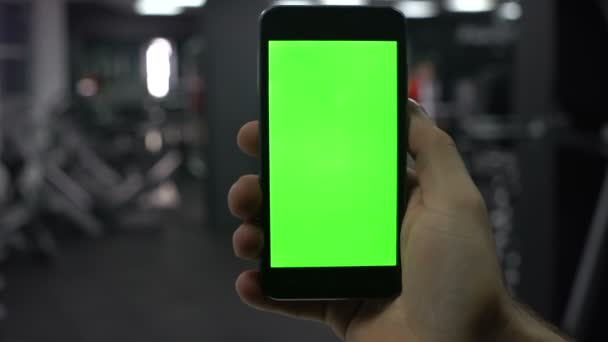 Pria tangan dengan smartphone di gym, hasil aplikasi kebugaran, layar hijau — Stok Video