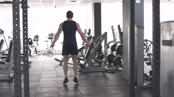 Atletisk muskulös man hoppa med hopprep, träning innan tävling — Stockvideo