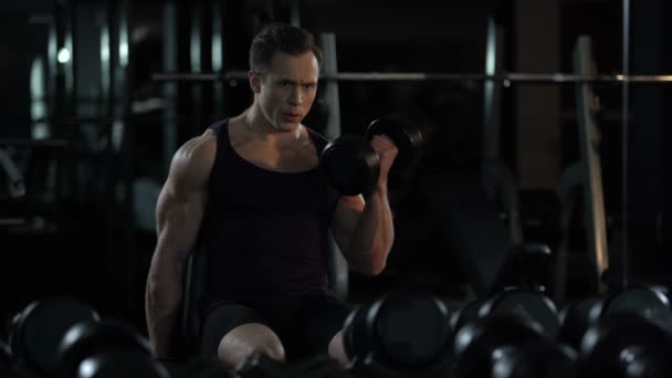 Przystojny kulturysta robi siedzący zmieniane biceps curl, szkolenia na lato — Wideo stockowe