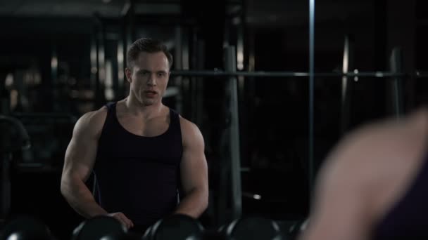 Sportliche Frau und muskulöser Mann blicken nach dem Training stolz in den Spiegel — Stockvideo