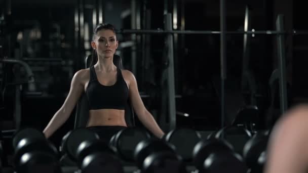 Femme d'affaires faisant entraînement difficile dans la salle de gym après le travail de bureau, réflexion miroir — Video