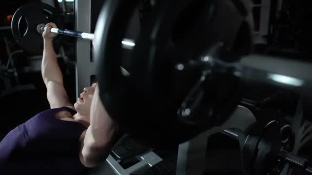 Barbell bench basın içinde jimnastik salonu, kişisel vücut geliştirme programı yapan güçlü erkek — Stok video