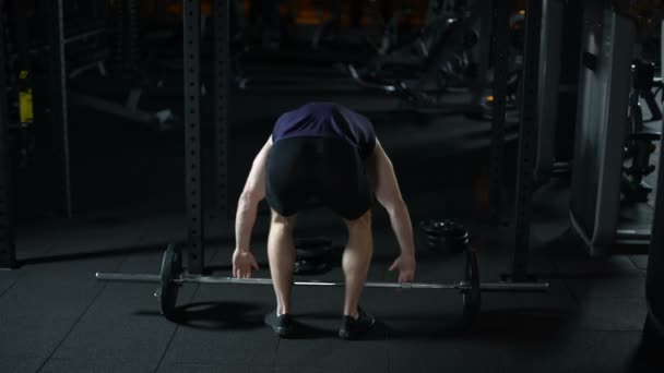 Bodybuilder gör träning med skivstång, tränar armar och axlar musklerna — Stockvideo