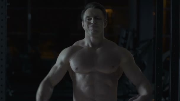 Starker, gut aussehender Bodybuilder, der seinen muskulös fitten Körper in Zeitlupe demonstriert — Stockvideo