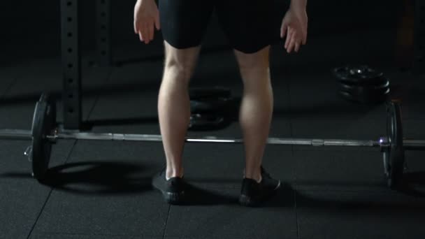 Bodybuilder tillen van zware barbell gewichten in de sportschool bij nacht, sport en fitness — Stockvideo