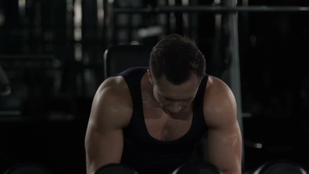 Starker athletischer Mann, der im Fitnessstudio trainiert, sich auf den Wettkampf vorbereitet, motiviert — Stockvideo