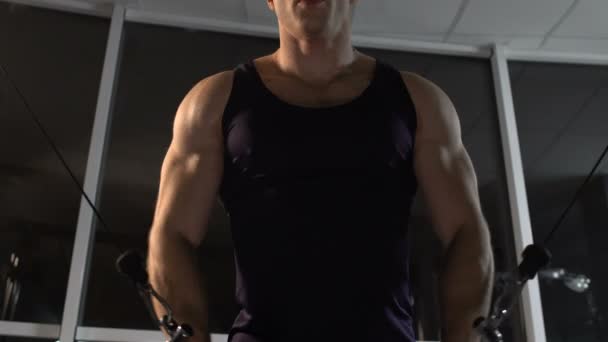 М'язистий спортсмен вправляється в спортзалі знизу, пристосований для схуднення — стокове відео