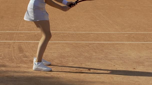Fiatal nő visszatérő tenisz labda lassú-mo, gyakorló felvétel, képzés reakció — Stock videók