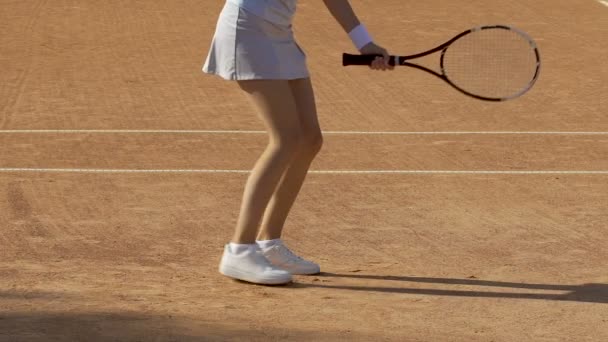 Переможець тенісного матчу дама показує задоволення, професійні види спорту, повільно — стокове відео