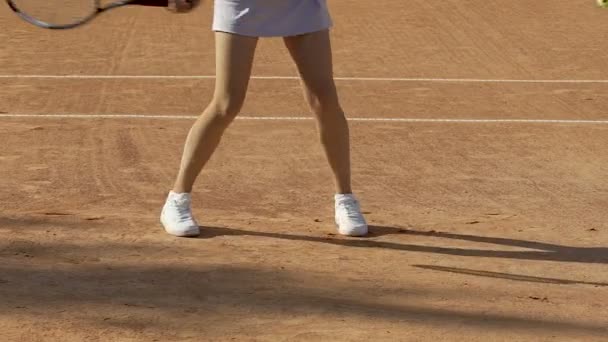 Mujer activa decepcionada por la puntuación del partido de tenis, golpeando raqueta contra el suelo — Vídeos de Stock