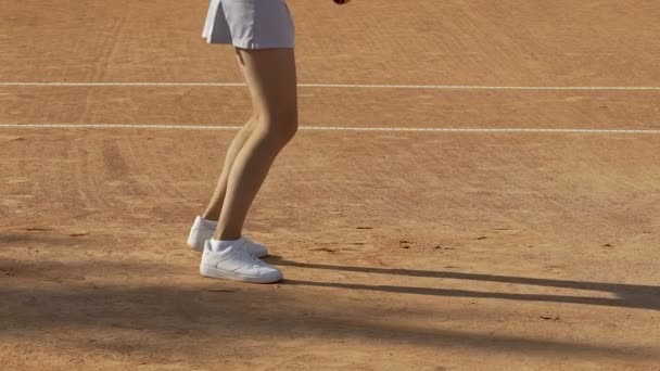 Спортивна молода жінка відчуває сумні втрати очок у тенісному змаганні, невдача — стокове відео