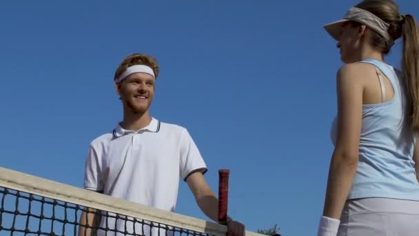 Tennis allenatore e principiante donna dando alto cinque dopo una buona partita, insieme — Video Stock