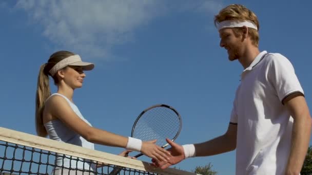 Affärspartners som skakar hand efter tennis match på resort, slow motion — Stockvideo