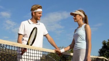 Otel kompleksi, tenis dersleri, ilişki spor hafta sonu zevk çift