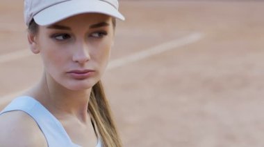 Genç tenis oyuncu bakan rakip maçtan, rekabetçi ruhu önce konsantre