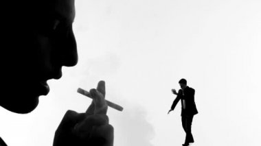 Erkek duman sigara, küçük adam, zararlı alışkanlık duman exhaling gölgesi
