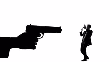 Ufacık adam, tehlike ölüm riski hayatta tehdit silahı elimle silüeti