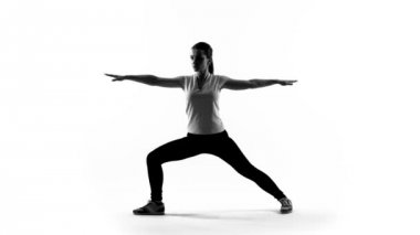 Genç kadın yapma yoga egzersizleri ve meditasyon, spor, sağlık gölgesi