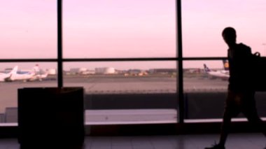 Havaalanında, arka plan, uçaklarda yürüyüş sırt çantaları insanlarla gezi tatil