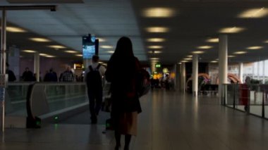 Amsterdam, Hollanda - Haziran 2017 yaklaşık: İnsanlar havaalanında. Yolcu terminaline, düz asansöre acele Uluslararası Havaalanı transferi