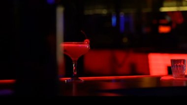 Alkol içki barda sipariş, işten sonra gece yaşam tarzı rahatlatıcı takım elbiseli adam