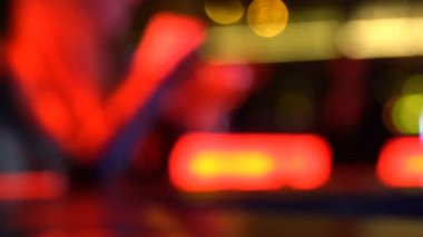 Kokteyl alkol rahatlatıcı gece kulübünde oturup içki çekici genç bayan