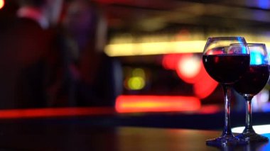 Çift arka plan, öpüşmeyle iki şarap kadehi gençlik zevk gece bar zaman