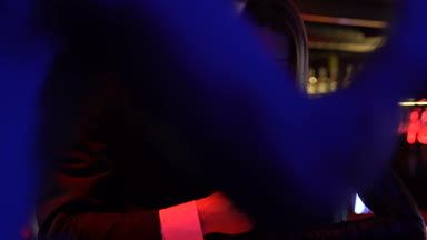 Tebrik ve gülüyor, eğleniyor kurumsal olay üzerinde eğleniyor iş arkadaşları