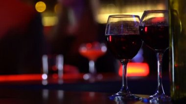 Gece kulübü, şarap gözlük masanın üzerinde dans, disko partide eğleniyor çift