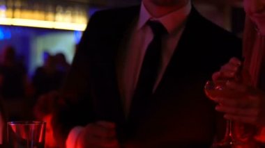 Alkol ve müzik, gençlik eğlence hafta sonu dans genç çift