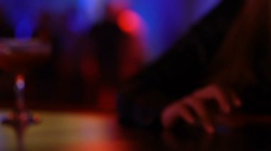 Kız öğrenci oturan yalnız adlı bar-kokteyl cam, lüks gece kulübü ile
