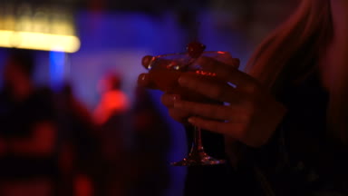 Gece hayatı eğlence lüks lounge barda kokteyl içme çekici genç bayan