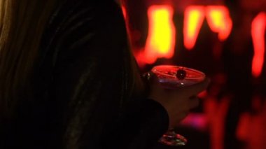 Sakin ol genç bayan dans kokteyl cam, zevk gece club müzik, hafta sonu ile