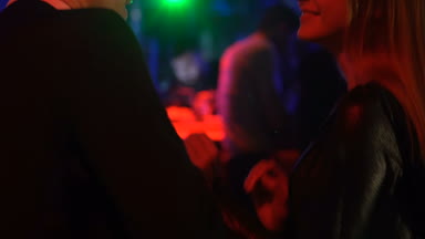 Çift dans disko parti, gençlik yaşam tarzı, birlikte eğleniyor clubbing