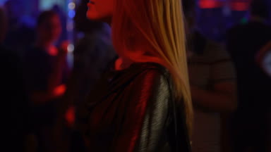 Dans eden kadın, gece kulübü tanıdık, eğlenmeye flört genç adam