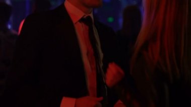 Gece kulübü, hafta sonu eğleniyor çift zevk enerjik müzik dans