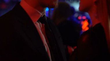 Gece kulübü çift dans pistinde, tek gecelik ilişkiler tutkuyla öpüşme