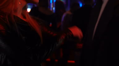 Hafta sonu eğlence gece boyunca, parti lüks gece kulübünde dans öğrenciler