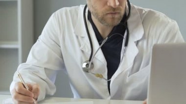 Sağlık sigortası dolum, dizüstü bilgisayarda yazarak profesyonel hekim