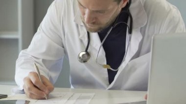 Tıbbi kayıtlar, yazma traumatologist Hastanesi, closeup belgeleri doldurma
