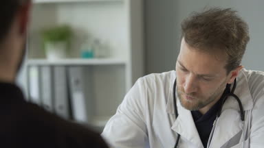 Tıbbi Danışma, Doktor stetoskop ile kalp atışı dinle hazırlanıyor