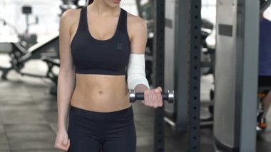 Dumbbell yükselterek dirsek ağrısı acı sporcumuz el, kurtarma sargılı