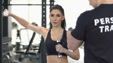 Sportif kız egzersiz halter, kişisel antrenör motive edici, destek