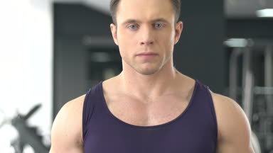 Boks eldiven için kamera, mücadele ruhu, closeup poz kaslı sporcu