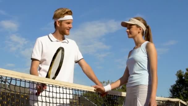 Paar genieten van sport weekend in hotelcomplex, tennis lessen, relatie — Stockvideo