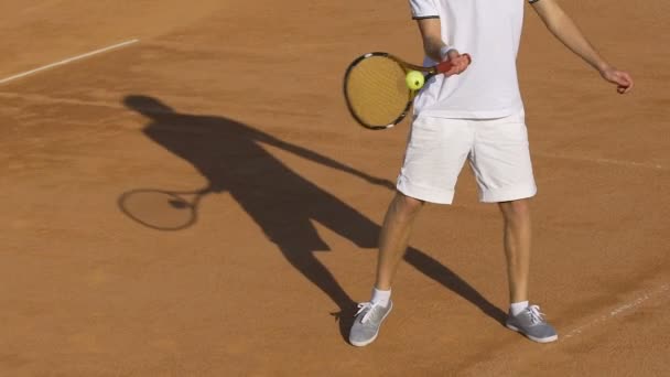 Jugador de tenis avanzado regresando pelota durante el partido, deportes populares, estilo de vida — Vídeo de stock
